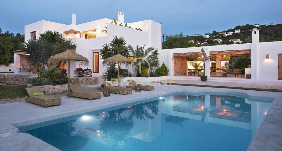 Defilé Competitief morfine Luxe nieuw gerenoveerde villa met zeezicht te koop - Cala Bassa - Ibiza One  luxe onroerend goed - makelaar - Luxe - villas - verkoop - huur - Blakstad  - finca -